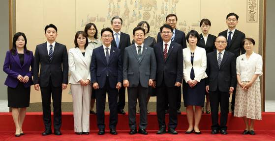 이재명 대통령이 4일 용산 대통령실에서 임명장 수여식 참석자들과 기념촬영을 하고 있다. 사진 대통령실통신사진기자단