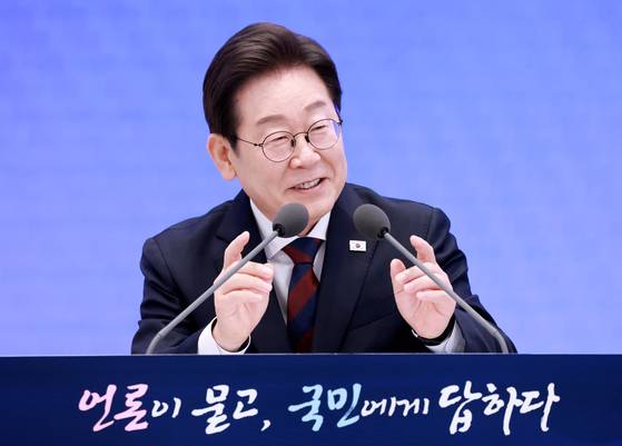 이재명 대통령이 3일 청와대 영빈관에서 '대통령의 30일, 언론이 묻고 국민에게 답하다' 기자회견을 하고 있다. 연합뉴