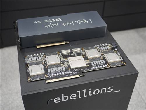 이재명 대통령은 지난달 20일 울산 AI 데이터센터 출범식에 참석해 국산 팹리스 리벨리온의 AI 반도체에 'AI 고속도로, 세계 3대 강국' 메시지를 남겼다. 연합뉴스