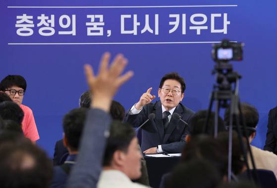 이재명 대통령이 4일 대전 유성구 대전컨벤션센터에서 열린 국민소통 행보, 충청의 마음을 듣다 '충청의 꿈 다시 키우다'에서 참석자들의 질문을 받고 있다. 대통령실사진기자단