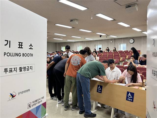 ▲ 강원대 공무원직장협의회는 3일 교내에서 전국공무원노동조합 가입 여부에 대한 찬반 투표를 진행했다. 강원대 제공