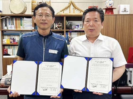 ▲ 지난 3일 노사합의서 작성한 김병내 광주 남구청장과 공무원노조 [연합뉴스]&nbsp;