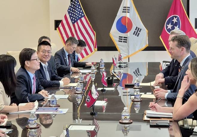 3월 20일(현지시간) 미국 테네시에서 윤진식 한국무역협회(KITA) 회장(왼쪽줄 왼쪽에서 두번째)과 스튜어트 맥호터(Stuart McWhorter) 테네시 경제공동체개발부 장관(오른쪽줄 오른쪽에서 두번째)이 한국 기업의 현지 투자 환경과 애로사항에 대해 논의하고 있다. 사진=한국무역협회 제공