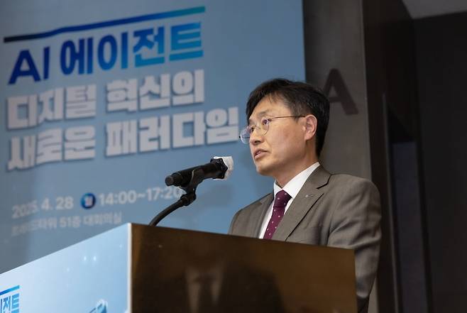 한국무역협회가 지난 4월 한국정보산업연합회와 공동으로 개최한 'AI 에이전트: 디지털 혁신의 새로운 패러다임 세미나'에서 한국무역협회 정희철 무역진흥본부장이 개회사를 하고 있다. 사진=한국무역협회 제공