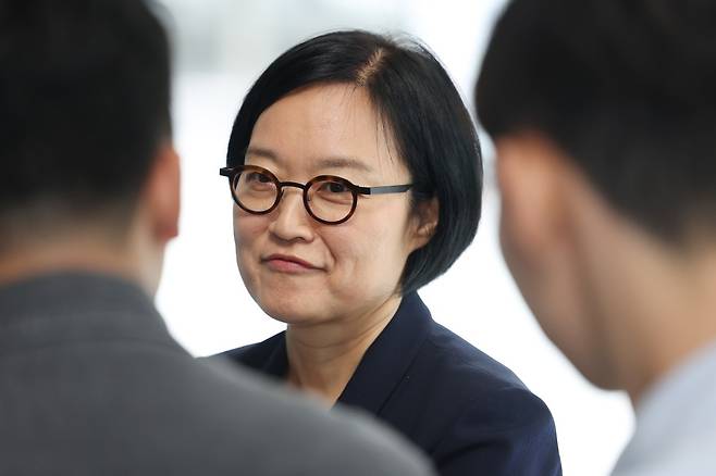 한성숙 중소벤처기업부 장관 후보자가 지난달 26일 서울 영등포구 중소기업기술정보진흥원 수도권평가실에 마련된 인사청문회 준비 사무실로 출근하며 취재진 질문에 답하고 있다. 사진=연합뉴스