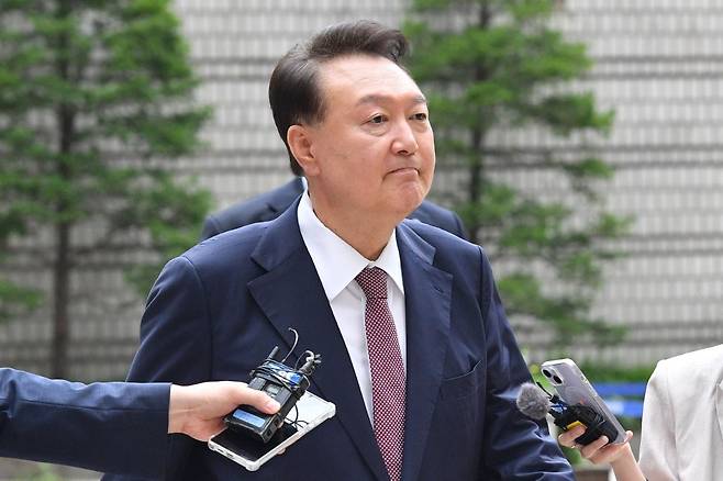 윤석열 전 대통령이 3일 서울 서초구 서울중앙지방법원에서 열린 내란 우두머리 혐의·직권남용 권리행사 방해 혐의 사건 9차 공판에 출석하고 있다. /사진=연합뉴스
