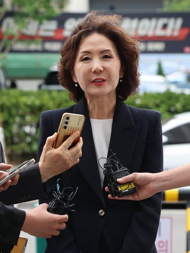 이진숙 사회부총리 겸 교육부 장관 후보자가 30일 서울 여의도 한국교육시설안전원에 마련된 인사청문회 준비 사무실로 출근하며 취재진 질문에 답하고 있다./2025.06.30 사진=한경 최혁 기자