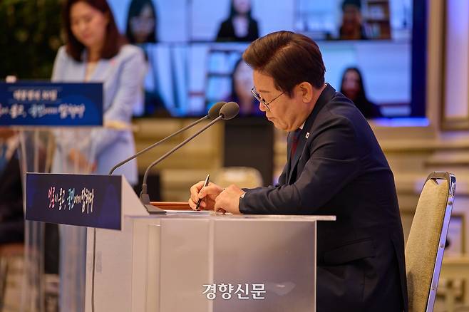 이재명 대통령이 3일 서울 종로구 청와대 영빈관에서 열린 취임 첫 공식 기자회견 ‘대통령의 30일, 언론이 묻고 국민에게 답하다’에 참석해 기자들의 질문을 경청하며 메모하고 있다. 2025.07.03. 대통령실 제공