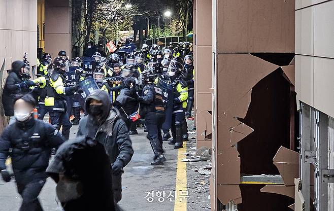 지난 1월19일 새벽 윤석열 전 대통령이 구속되자 지지자들이 서울서부지방법원에 침입해 난동을 부리고 있는 가운데 법원청사에서 경찰과 대치 중이던 시위대가 경찰의 진압이 시작되자 달아나고 있다. 이준헌 기자