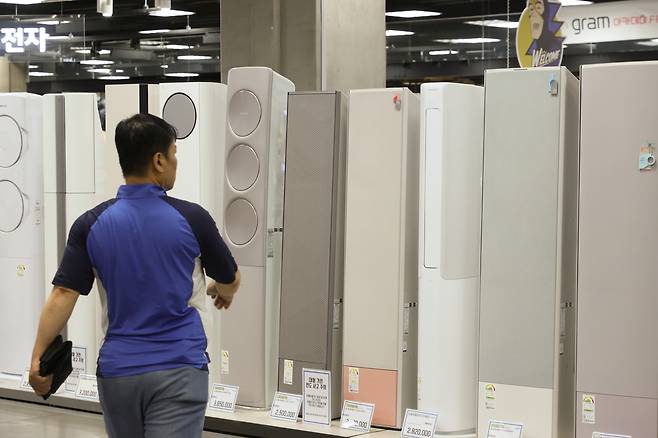 지난달 18일 서울 시내 대형마트 가전제품 매장에서 한 시민이 에어컨을 살펴보고 있다.