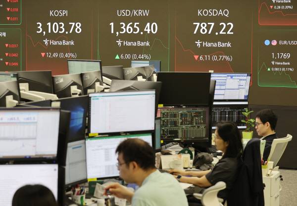 4일 서울 중구 하나은행 본점 딜링룸에서 직원들이 업무를 보고 있다. 사진은 기사 내용과 직접적인 관련이 없음. 연합뉴스