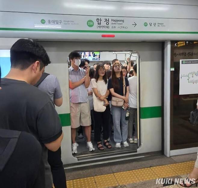 4일 오전 서울 지하철 2호선 서울대입구역에서 신호장애가 발생으로 운행이 한동안 중단돼 시민들이 출근길 불편을 겪었다. 독자 제공