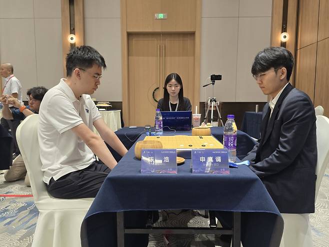 세계 바둑 랭킹 1위 신진서 9단(오른쪽)이 중국 천하오 6단을 제압하고 란커배 16강에 올랐다. 한국기원 제공