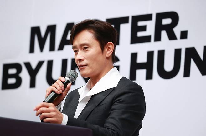 배우 이병헌이 4일 오후 경기도 부천시 현대백화점 중동점에서 열린 제29회 부천국제판타스틱영화제 배우 특별전 '더 마스터: 이병헌' 기자회견에서 인사말을 하고 있다. 연합뉴스