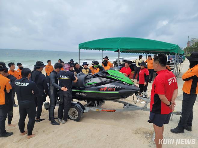 충남소방본부 119특수대응단은 4일 보령 대천해수욕장 일원에서 보령 수상구조대와 함께 여름철 수난사고 대비 합동 인명구조 훈련을 실시했다.&nbsp;