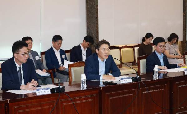 권대영 금융위원회 사무처장(가운데)이 3일 서울 종로구 정부서울청사에서 개최한 ‘가계부채점검회의’에서 발언하고 있다. 금융위원회 제공