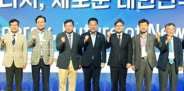 김영록 전라남도지사가 지난 2일 나주 한국에너지공과대학교에서 열린 ‘한국가속기 및 플라즈마 연구협회·한국물리학회 플라즈마 분과 정기 학술대회’에 참석해 주요내빈들과 기념촬영을 하고 있다. 전남도 제공