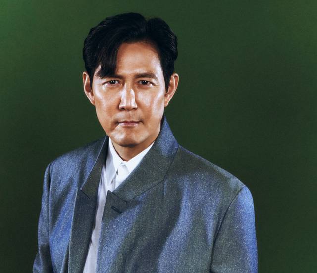 넷플릭스 오리지널 시리즈 ‘오징어 게임’의 전 시즌을 이끈 주연 배우 이정재. 시즌1으로 한국 배우 최초의 미국 에미상 남우주연상을 수상한 그는 시즌3의 연기에 대해서도 외신 호평이 이어진다는 말에 “왜 그렇게 쓰셨는지 잘 모르겠다. (에미상 수상은) 전혀 기대하지 않고 있다”고 멋쩍어 하며 웃어 보였다. 넷플릭스 제공