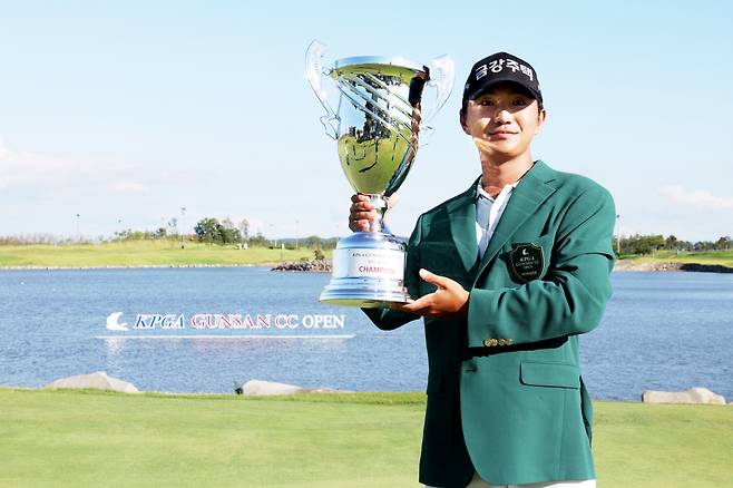 지난달 29일 전북 군산시 군산CC 토너먼트 코스에서 끝난 KPGA투어 군산CC 오픈에서 우승한 옥태훈이 트로피를 들고 포즈를 취하고 있다. KPGA