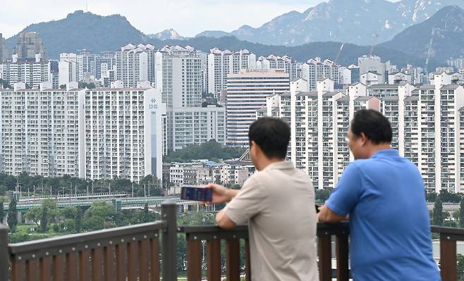 시민들이 지난달 30일 서울 용산구의 아파트 단지를 바라보고 있다. 권현구 기자