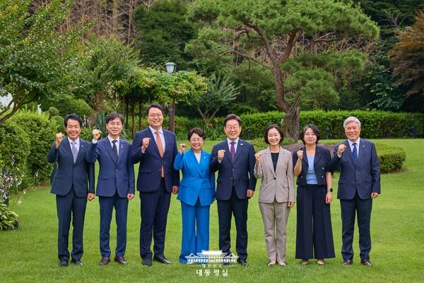 ▲이재명 대통령이 3일 서울 용산구 대통령 관저에서 비교섭단체 야 5당 대표와 오찬을 하기위해 모여 기념촬영을 하고 있다. 사진=대통령실