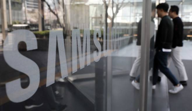 서울 서초구 삼성전자 서초사옥으로 직원들이 들어가고 있다. [김호영 기자]