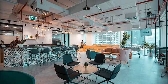 전문가들이 추천하는 방법은 단계적 확장이다. 사진은 두바이 내 한 공유 오피스 라운지 모습 /사진=두바이관광청