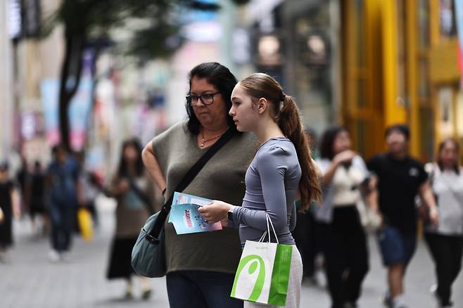 지난달 26일 서울 명동거리 모습. [사진 출처 = 연합뉴스]