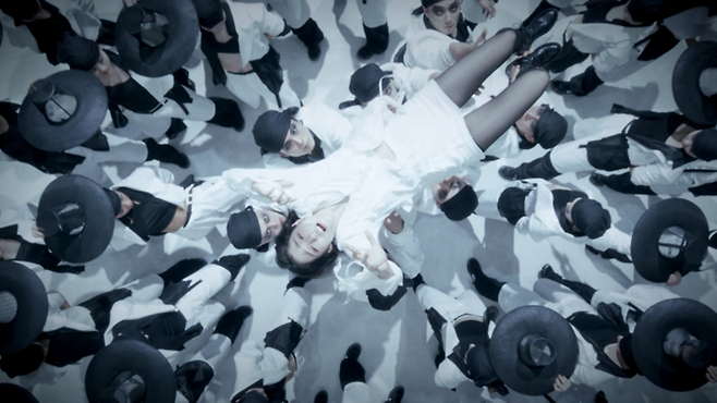 엠넷 ‘월드 오브 스트릿 우먼 파이터’의 메가크루 미션으로 한국팀 범접이 선보인 ‘몽경’의 한 장면. 저승사자와 한국 전통 춤을 소재로 대형 군무를 선보였다. 사진제공=CJ ENM