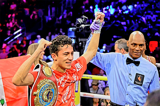 챔피언 라파엘 에스피노사가 2025년 4월 미국 네바다주 라스베이거스 티모바일아레나 세계복싱기구 페더급 타이틀 3차 성공 선언을 받고 있다. 사진=Getty Images=연합뉴스 제공