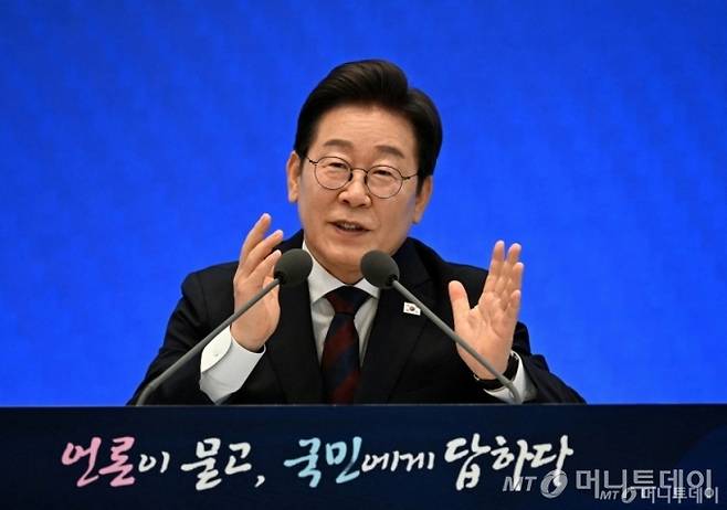 (로이터=뉴스1) 박세연 기자 = 이재명 대통령이 3일 서울 청와대 영빈관에서 열린 ‘대통령의 30일, 언론이 묻고 국민에게 답하다’ 기자회견에서 발언을 하고 있다.  ⓒ 로이터=뉴스1  Copyright (C) 뉴스1. All rights reserved. 무단 전재 및 재배포,  AI학습 이용 금지. /사진=(로이터=뉴스1) 박세연 기자