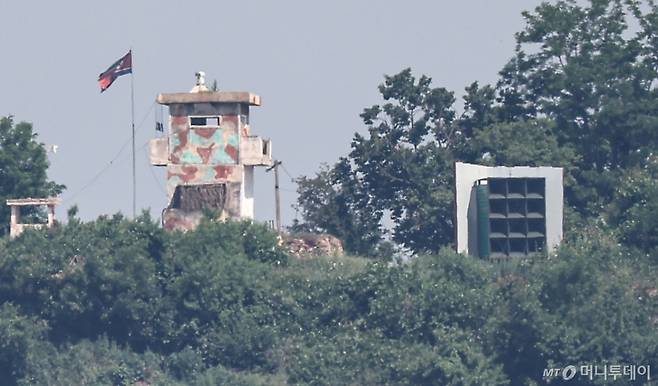 지난달 12일 경기 파주시 접경지역에서 바라 본 북측 초소와 대남 확성기. / 사진=뉴스1