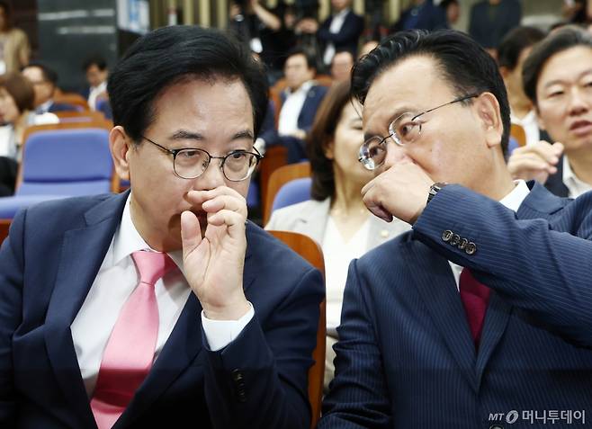 송언석 국민의힘 비상대책위원장 겸 원내대표가 4일 오전 서울 여의도 국회에서 열린 긴급 의원총회에서 유상범 원내수석부대표와 대화하고 있다. 2025.7.4/뉴스1 Copyright (C) 뉴스1. All rights reserved. 무단 전재 및 재배포, AI학습 이용 금지.