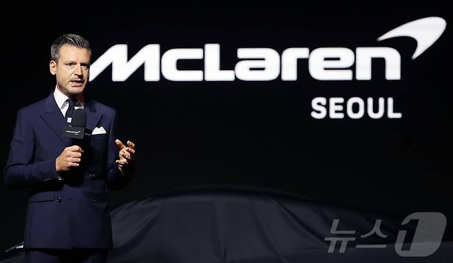 헨릭 빌헬름스마이어 맥라렌 오토모티브 CCO가 4일 서울 중구 장충단로 반얀트리 클럽 앤 스파 서울에서 열린 맥라렌 서울 리론칭 이벤트에서 축사를 하고 있다. 2025.7.4/뉴스1 ⓒ News1 김진환 기자