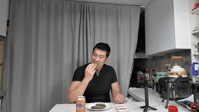 러브버그를 잡아 햄버거를 만들어 먹고 있다. /사진=유튜브 채널 이충근 갈무리