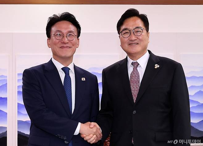 김민석 신임 국무총리가 4일 서울 여의도 국회 의장 집무실에서 우원식 국회의장을 예방하고 있다. 2025.7.4/뉴스1  Copyright (C) 뉴스1. All rights reserved. 무단 전재 및 재배포,  AI학습 이용 금지.