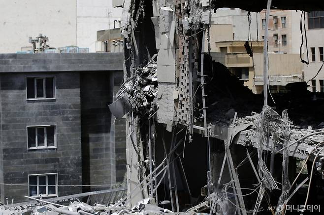 지난달 25일(현지시간) 이란 테헤란의 건물이 이스라엘의 공습으로 파괴돼 있다. / AP=뉴시스