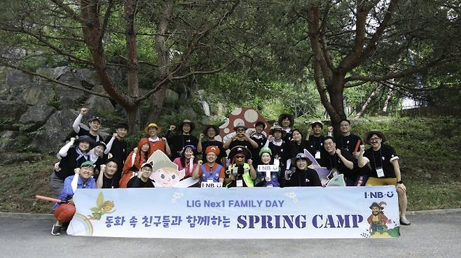 LIG넥스원이 가족친화경영에 초점을 맞춤 기업문화 정착에 힘쓰고 있다. 사진은 LIG넥스원 임직원이 함께했던 봄 캠핑. /사진=LIG넥스원