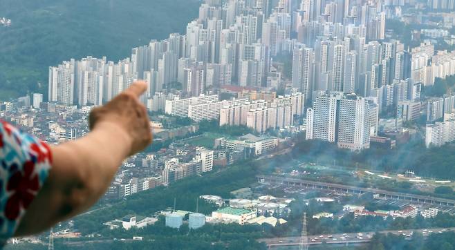 경락잔금대출에 실거주 요건까지 겹치며 자금력이 부족한 실수요자와 투자자의 경매 접근이 어려워졌다. 사진은 서울 송파구 롯데월드타워 전망대 서울스카이에서 바라본 서울시내 아파트의 모습. /사진=뉴시스