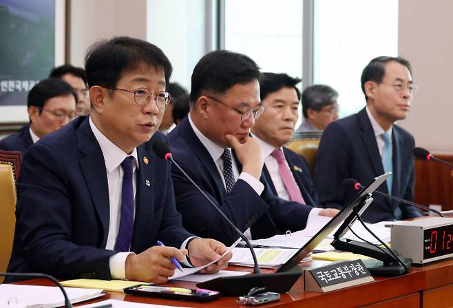 부산시와 정치권은 현대건설을 상대로 정부에 공공사업의 입찰 제한 조치를 요구하고 있다. 사진은 지난달 25일 국회 국토교통위원회 제1차 전체회의에서 박상우 국토교통부 장관이 의원의 질의에 답하는 모습. /사진=뉴시스