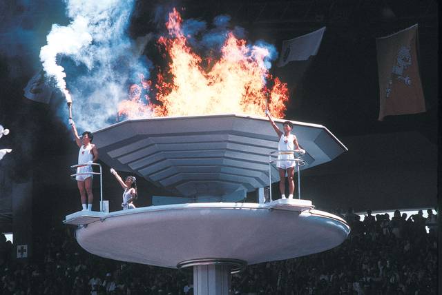 1988년 서울올림픽의 성화 점화 장면. 점화자로는 체육교사였던 정선만 씨와 서울예고 무용과 학생 손미정 씨, 마라톤 국가대표 김원탁 선수가 나섰다. 아래 사진은 1970년대 사회정화위원회의 ‘근검절약’ 포스터. 휴머니스트 제공