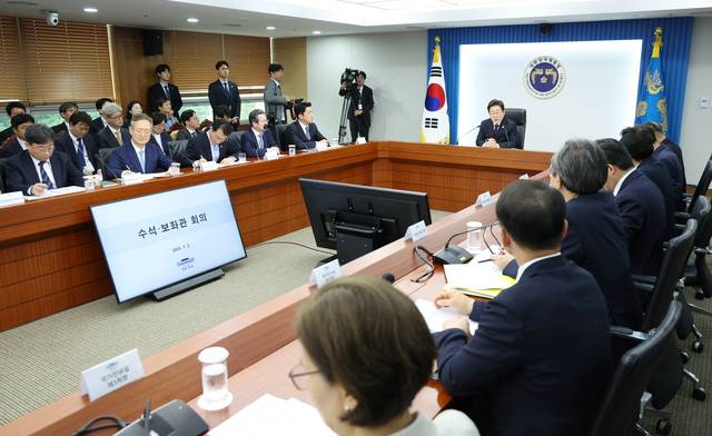 수석·보좌관회의  : 이재명 대통령이 3일 서울 용산 대통령실 청사에서 2차 수석·보좌관회의를 주재하고 있다.  연합뉴스