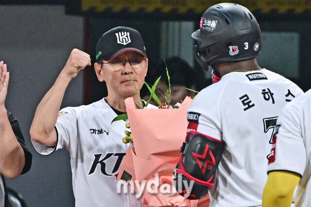 3일 경기도 수원 KT위즈파크에서 열린 '2025 신한 SOL BANK KBO리그' 키움 히어로즈와 KT 위즈 경기. KT 로하스가 5회말 1사 1루 투런포를 친 후 이강철 감독과 기뻐하고 있다. 로하스는 이번 홈런으로 외국인선수 통산 최다 홈런 신기록를 세웠다./수원=한혁승 기자