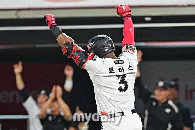 3일 경기도 수원 KT위즈파크에서 열린 '2025 신한 SOL BANK KBO리그' 키움 히어로즈와 KT 위즈 경기. KT 로하스가 5회말 1사 1루 투런포를 친 후 기뻐하고 있다. 로하스는 이번 홈런으로 외국인선수 통산 최다 홈런 신기록를 세웠다./수원=한혁승 기자