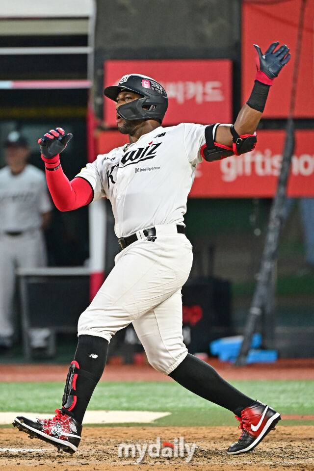 3일 경기도 수원 KT위즈파크에서 열린 '2025 신한 SOL BANK KBO리그' 키움 히어로즈와 KT 위즈 경기. KT 로하스가 5회말 1사 1루 투런포를 치고 있다. 로하스는 이번 홈런으로 외국인선수 통산 최다 홈런 신기록를 세웠다./수원=한혁승 기자