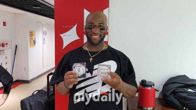 174호, 175호 홈런볼을 든 멜 로하스 주니어./수원=김경현 기자