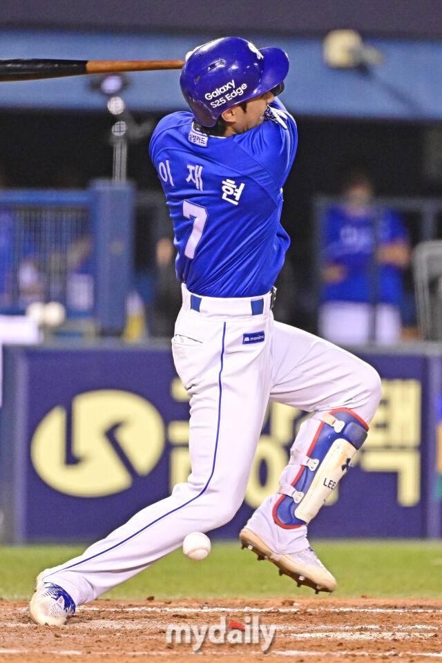 1일 서울 잠실야구장에서 열린 '2025 신한 SOL BANK KBO리그' 삼성 라이온즈와 두산 베어스 경기. 삼성 이재현이 9회초 2사 3루에 친 파울 타구에 발을 맞고 있다./마이데일리