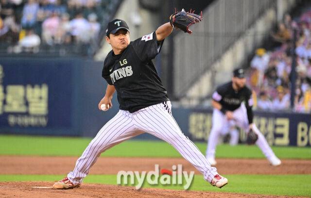 2025년 6월 17일 오후 서울 잠실구장에서 진행된 '2025 신한 SOL뱅크 KBO 리그' NC 다이노스와 LG 트윈스의 경기.LG 장현식이 4회초 구원등판해 역투하고 있다./마이데일리