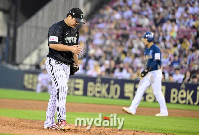 2025년 6월 17일 오후 서울 잠실구장에서 진행된 '2025 신한 SOL뱅크 KBO 리그' NC 다이노스와 LG 트윈스의 경기.LG 장현식이 5회초 힘겨워하고 있다./마이데일리