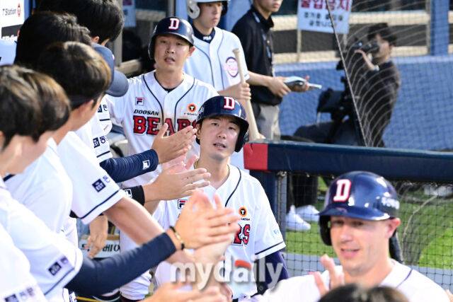 2024년 8월 6일 오후 서울 잠실야구장에서 진행된 ‘2024 신한 SOL Bank KBO리그’ LG-두산의 경기. 두산 제러드, 김재호, 정수빈이 2회말 2사 만루에서 양석환의 싹쓸이 2루타때 득점을 올린 뒤 기뻐하고 있다./마이데일리